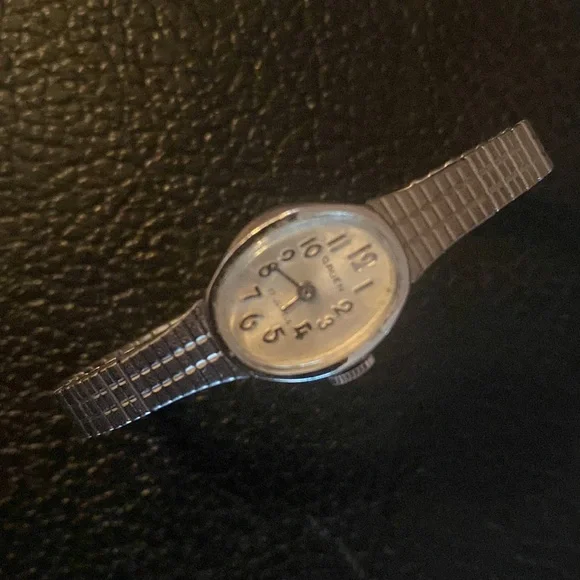 Gruen Vintage Ladies Watch oval face unique chain 17 jewels. Working condition Sold out ❌ Charming vintage ladies main image 3